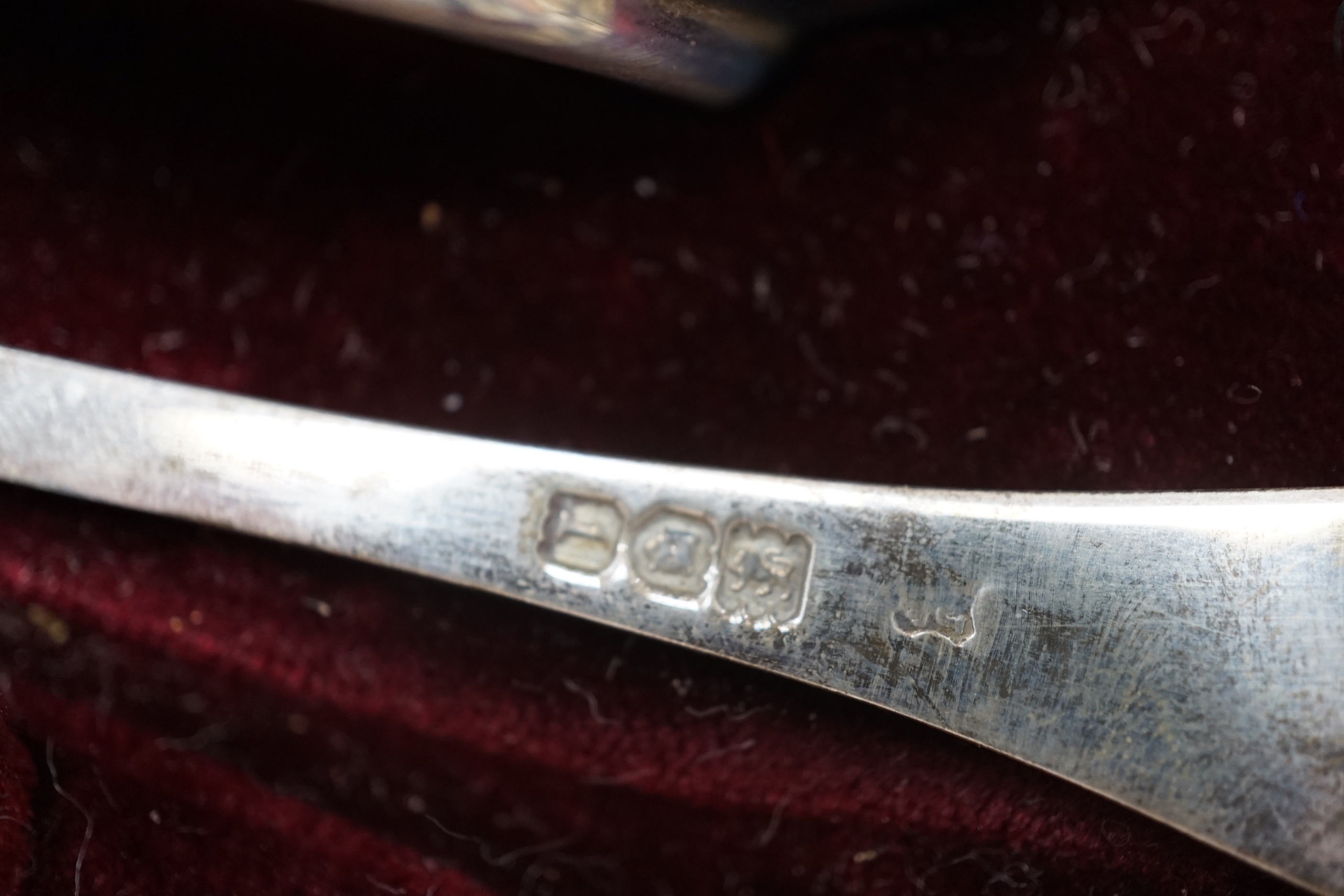 A cased Edwardian silver porringer and spoon, London, 1906 and a cased damaged silver christening mug.